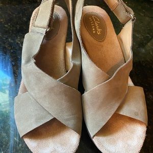 Women’s Sz 7 taupe Clark’s wedges